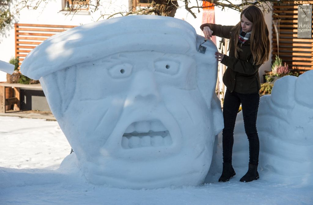Magdalena Kammermeier arbeitet in Wenzenbach (Oberpfalz, Bayern) an dem designierten US-Präsidenten Donald Trump als Skulptur aus Schnee. Die 18-jährige und ihr Vater haben den eisigen Trump in ihrem Garten erschaffen. Foto: dpa