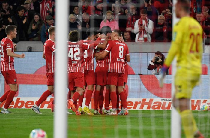 Fußball-Bundesliga: Freiburg bleibt nach Sieg gegen Köln an den Bayern dran