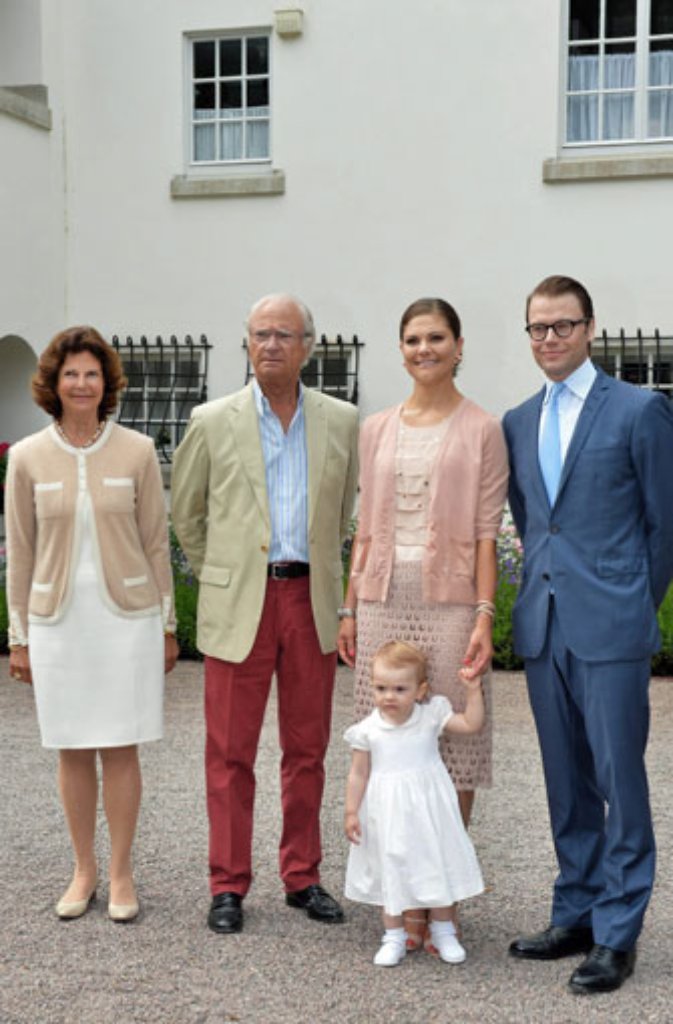 2013: Königin Silvia und König Carl Gustaf mit dem Kronprinzenpaar Victoria und Daniel und ihrer Enkeltochter Estelle.