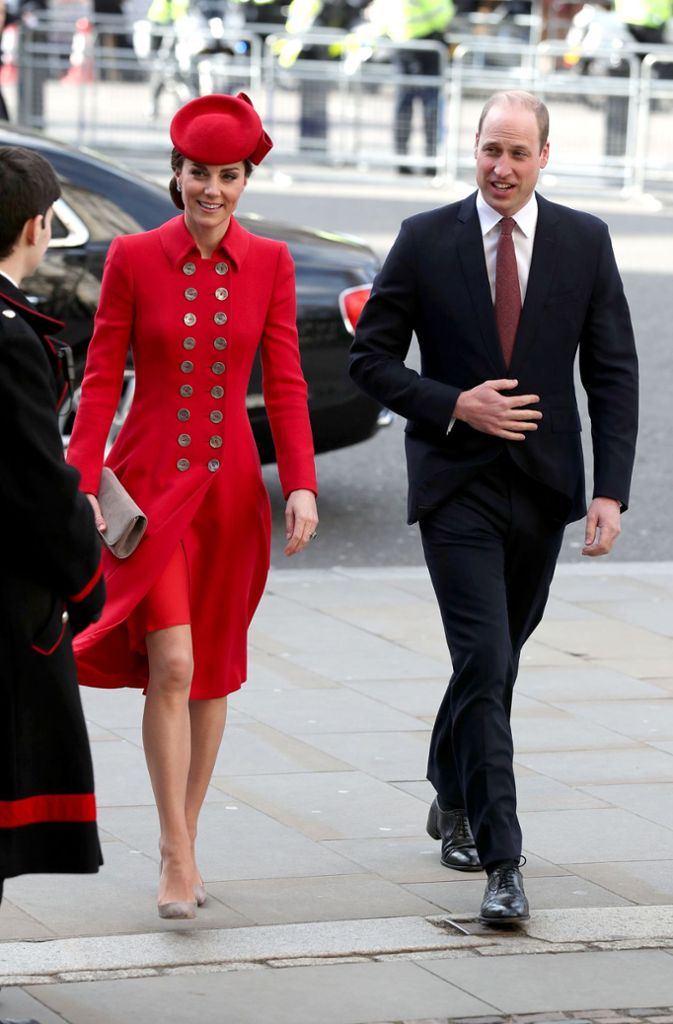 2019: Herzogin Kate trägt am Commonwealth-Tag rot von Kopf bis (beinahe) Fuß.