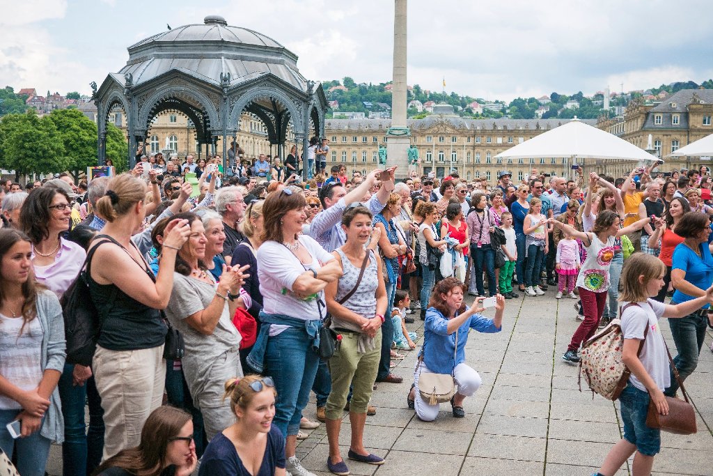 Eric Gauthier lässt Stuttgart bei einem Flashmob am 26. Juni auf dem Schlossplatz (an)tanzen. Am Abend zuvor war das Internationale Tanzfestival Colours gestartet. Hier geht es zum Artikel von damals.