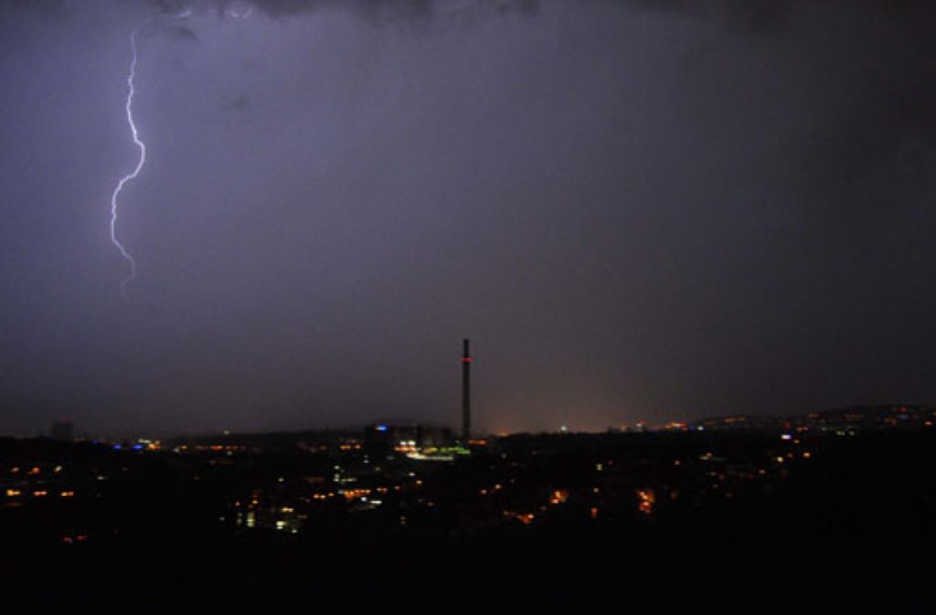 Blick von Steinhaldenfeld in Richtung Stuttgart: Blitze durchzucken am Donnerstagabend den wolkenverhangenen Himmel. Nach einem Unwetter waren die Feuerwehren im ganzen Land im Einsatz. Foto: Fotoagentur Stuttgart/Andreas Rosar