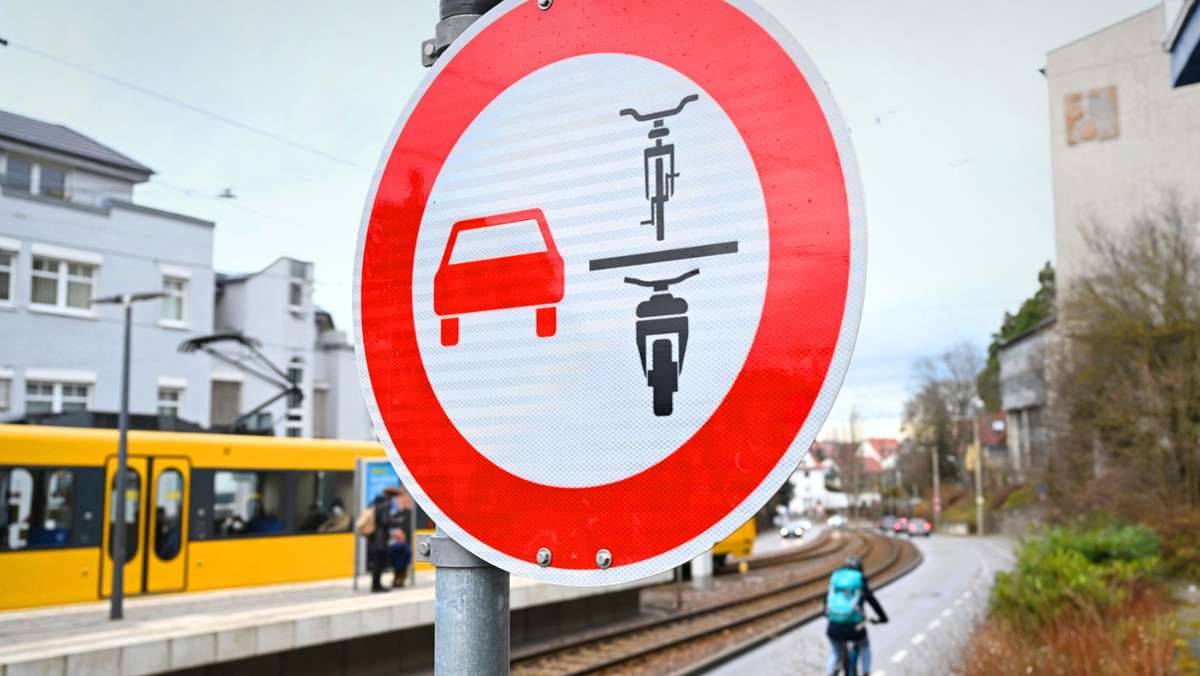  Seit vergangenem Freitag weisen an besonders engen Stellen der Böblinger Straße in Stuttgart-Kaltental Verkehrsschilder darauf hin, dass Radler nicht überholt werden dürfen. Wir haben getestet, ob der Hinweis bei den Autofahrern schon ankommt. 