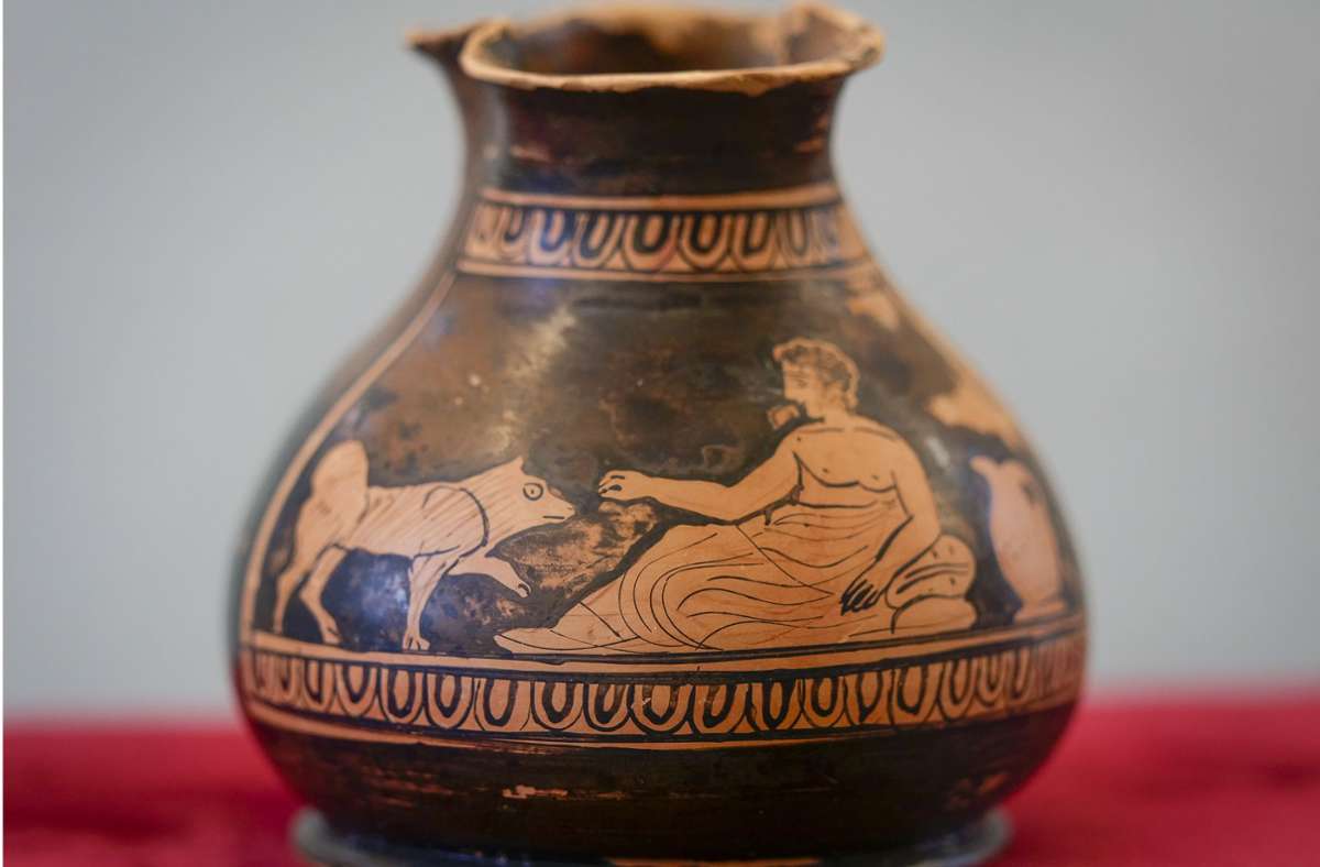 Ein Kännchen mit der Darstellung eines Trinkgelages mit Hund aus Griechenland (Attika) um 420 vor Christus.