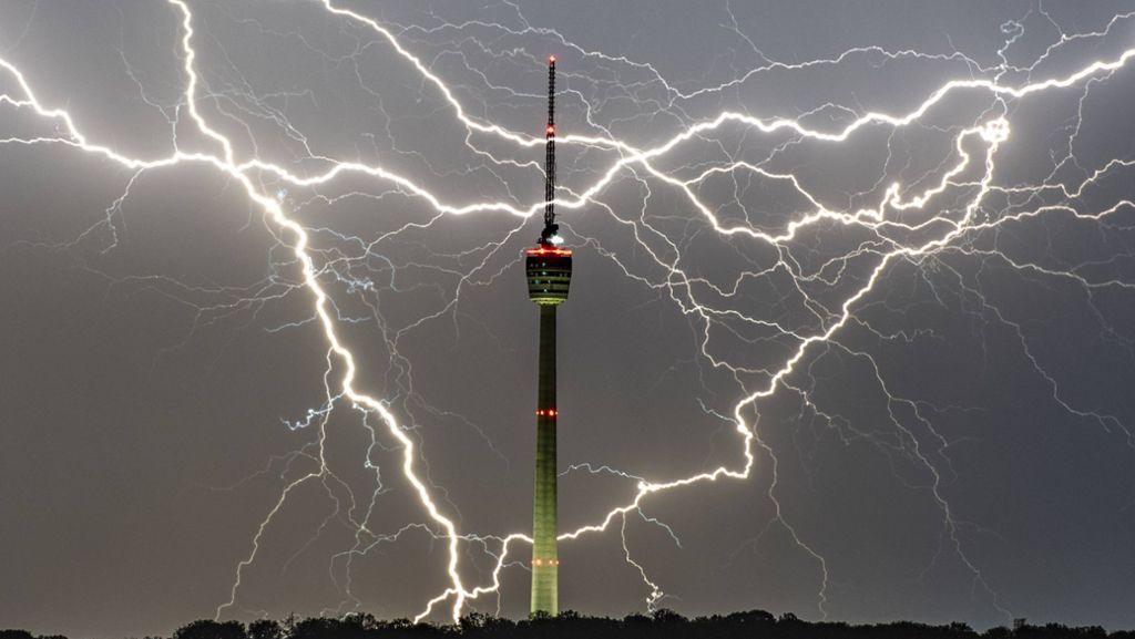 Gewitter in Stuttgart: Faszinierendes Blitz-Spektakel am  Fernsehturm