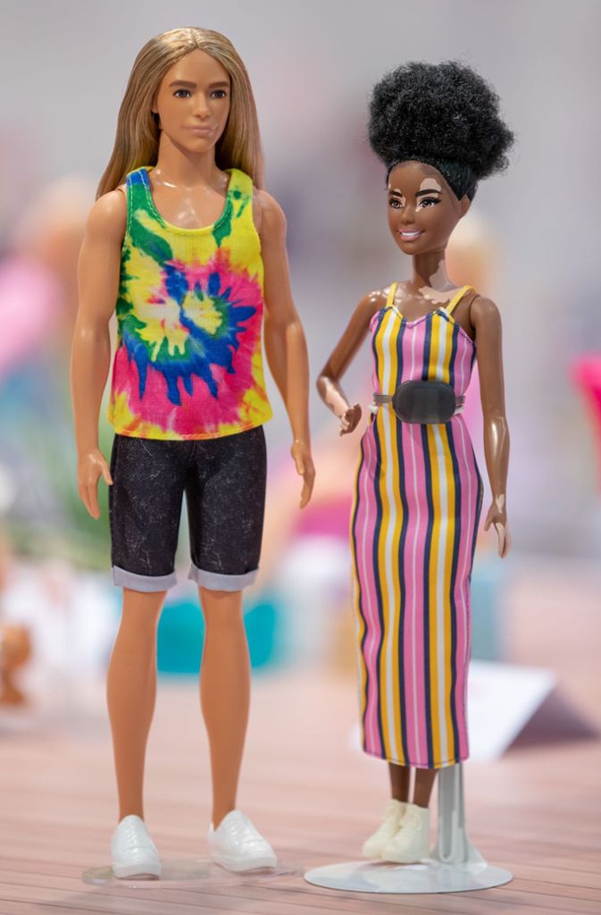 Mattel, der US-amerikanische Hersteller der Barbie-Puppen hat auf der Spielwarenmesse in Nürnberg einige neue Modelle vorgestellt, die für mehr Vielfalt stehen sollen. Darunter ist ein Ken mit langem Haar und Batik-Shirt – bislang war die Frisur des stets adretten Ken lediglich aufgemalt. Außerdem gibt es nun auch eine Puppe mit der Hautkrankheit Vitiligo. Dafür hätten die Designer mit einem Dermatologen zusammengearbeitet, teilte Spielzeughersteller mit.