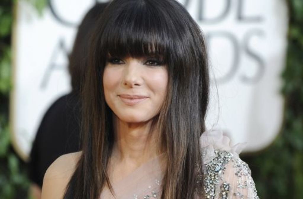Ein XXL-Pony - damit zeigte sich Sandra Bullock erstmals bei den Golden Globes 2011. Nicht allen gefiels: Während die Los Angeles Times schwärmte, Sandra gleiche mit der neuen Frisur den französischen Schauspielerinnen der 60er Jahre, war anderen Styling-Experten der Schnitt zu mädchenhaft.