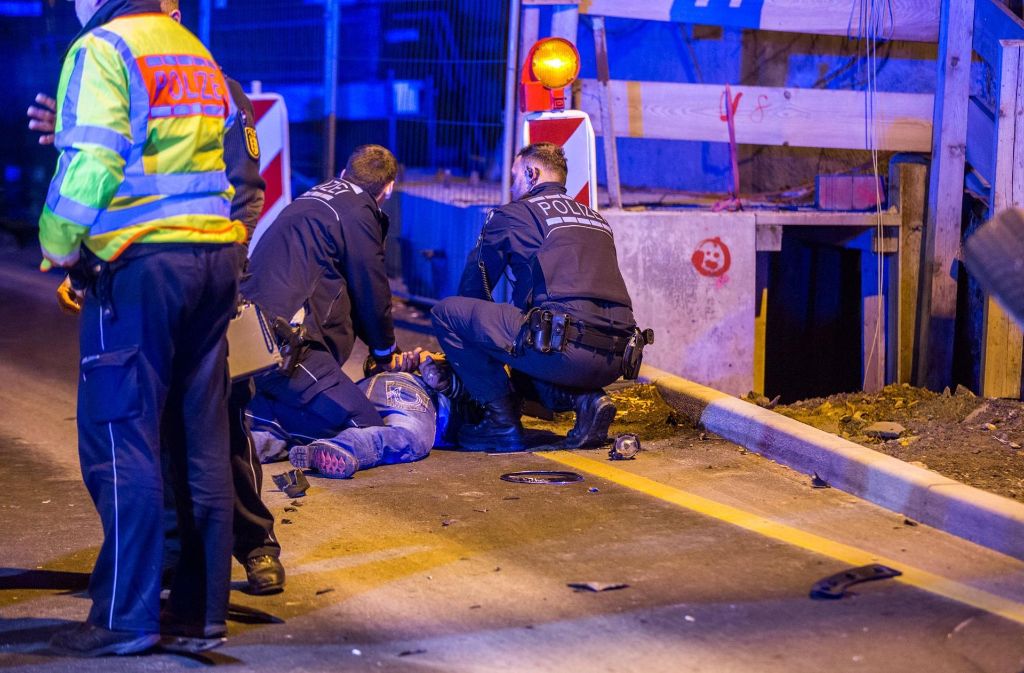 Bei der Auseinandersetzung mit dem Beifahrer wurde ein Polizeibeamter leicht verletzt. Foto: 7aktuell.de/Simon Adomat