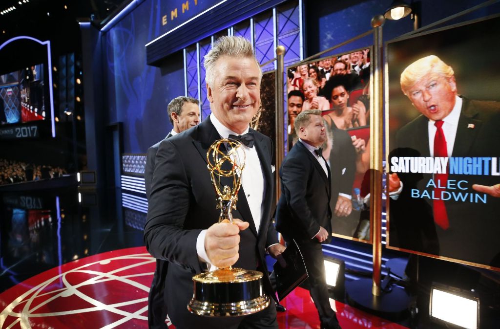 Alec Baldwin mit seiner Auszeichnung als bester Comedy-Nebendarsteller für seine Trump-Parodie in Saturday Night Life