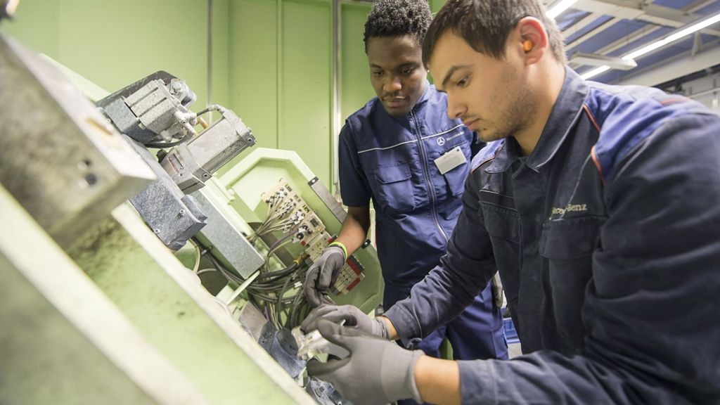 Integration in den Arbeitsmarkt: Daimler will mehr Flüchtlinge als Praktikanten