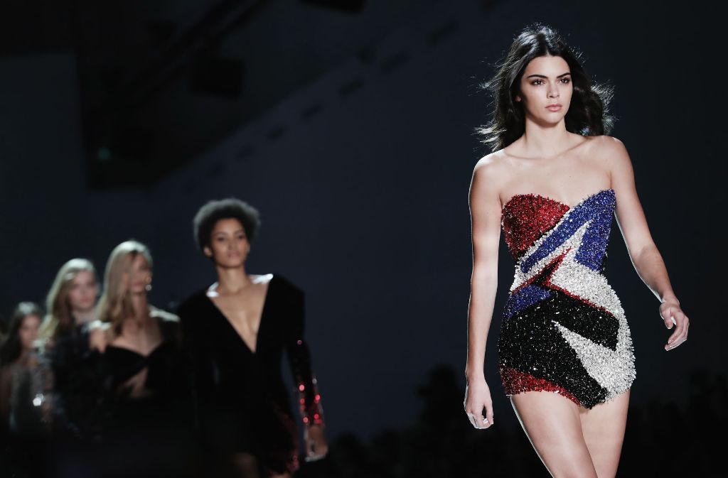 Model Kendall Jenner zeigt viel Haut im glitzernden Mini-Kleidchen.