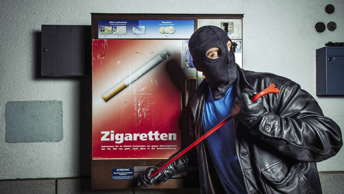 Stuttgart-Weilimdorf: Unbekannte brechen Zigarettenautomaten auf – Zeugen gesucht