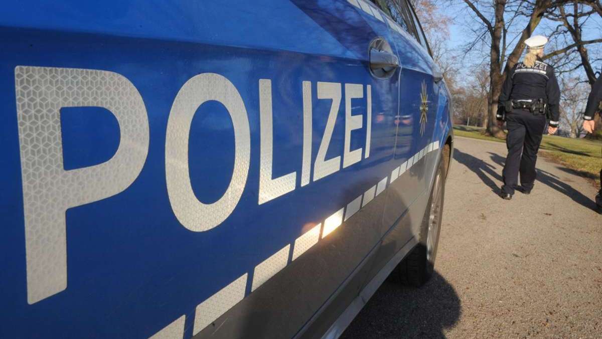 Denkendorf: Fahrer prallt gegen geparktes Auto