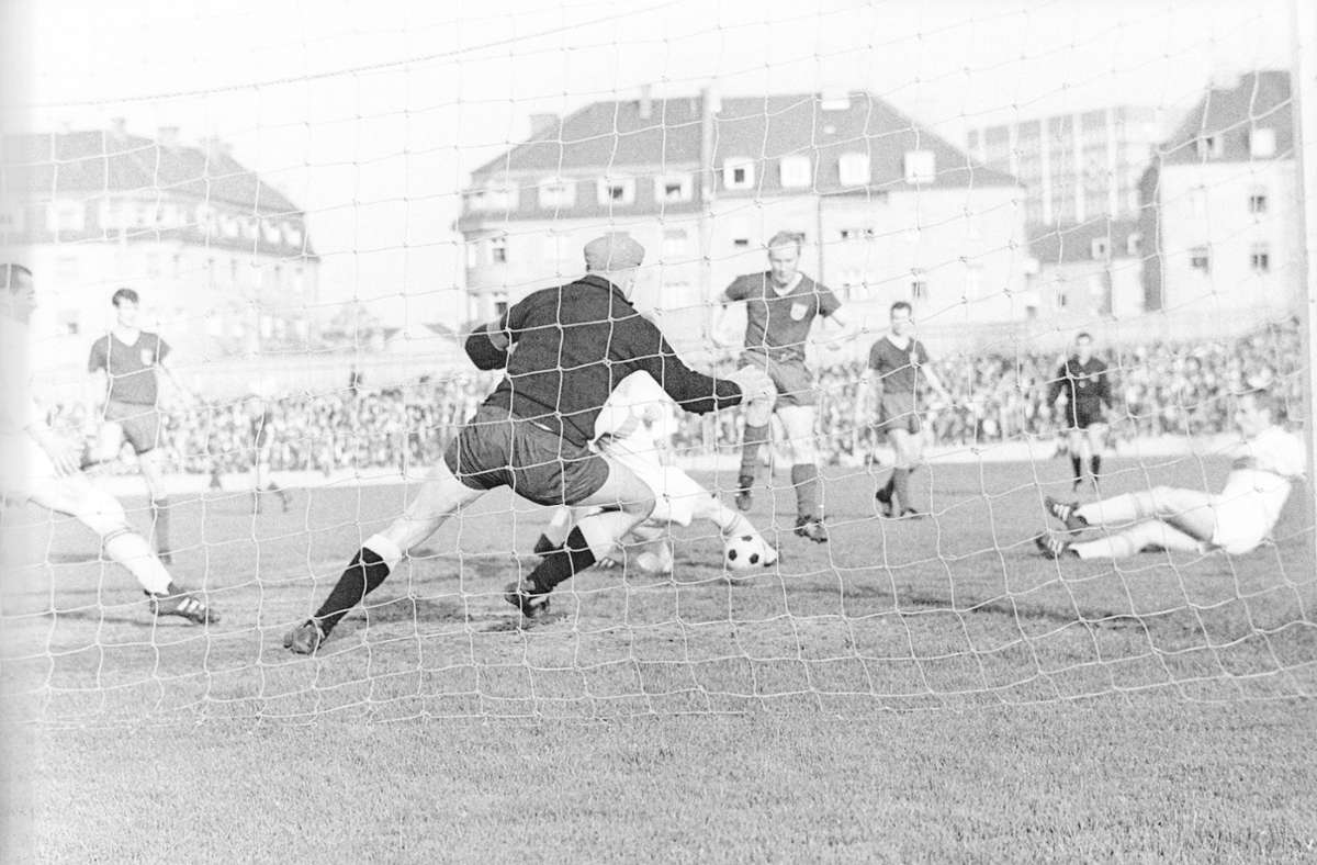 Gegen den damals noch nicht so großen FC Bayern gelang in der Saison 1965/66 ein 1:0-Auswärtssieg. Gut zu erkennen: Die Bayern spielten damals noch im Grünwalderstadion.