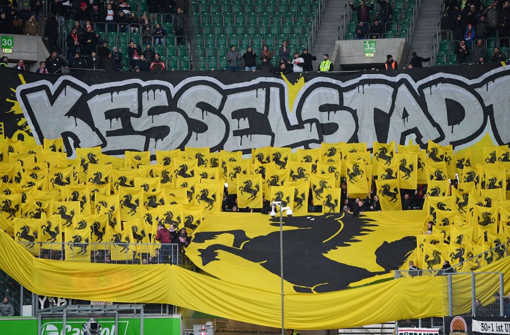 Die Fans des VfB Stuttgart empfangen die Spieler mit einer „Kesselstadt“-Choreografie.