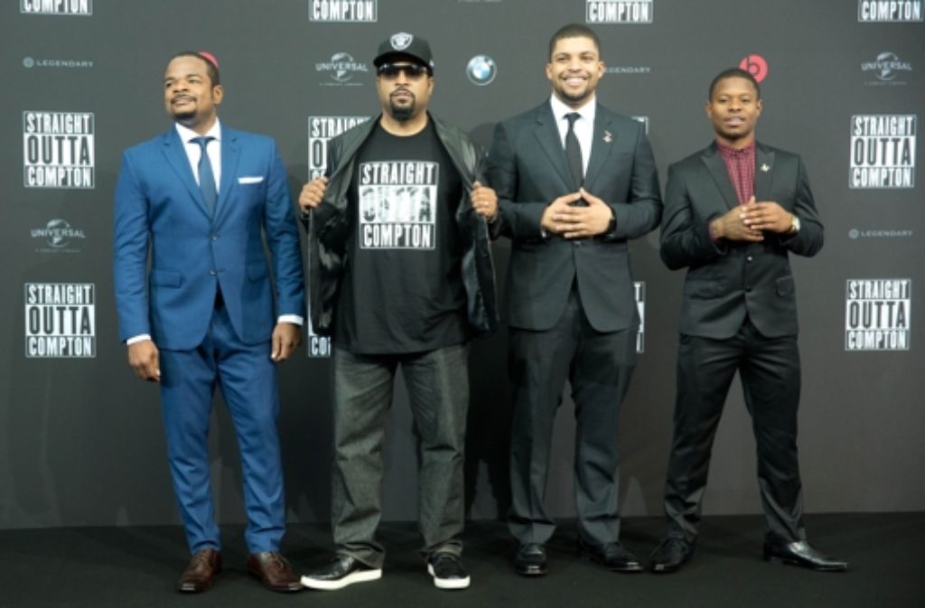 Der Kinofilm „Straight Outta Compton“ feierte am Dienstag in Berlin Europapremiere. auf dem Roten Teppich erschienen Regisseur F. Gary Gray (v.l.n.r.), Produzent Ice Cube und die Schauspieler O’Shea Jackson Jr. und Jason Mitchell.