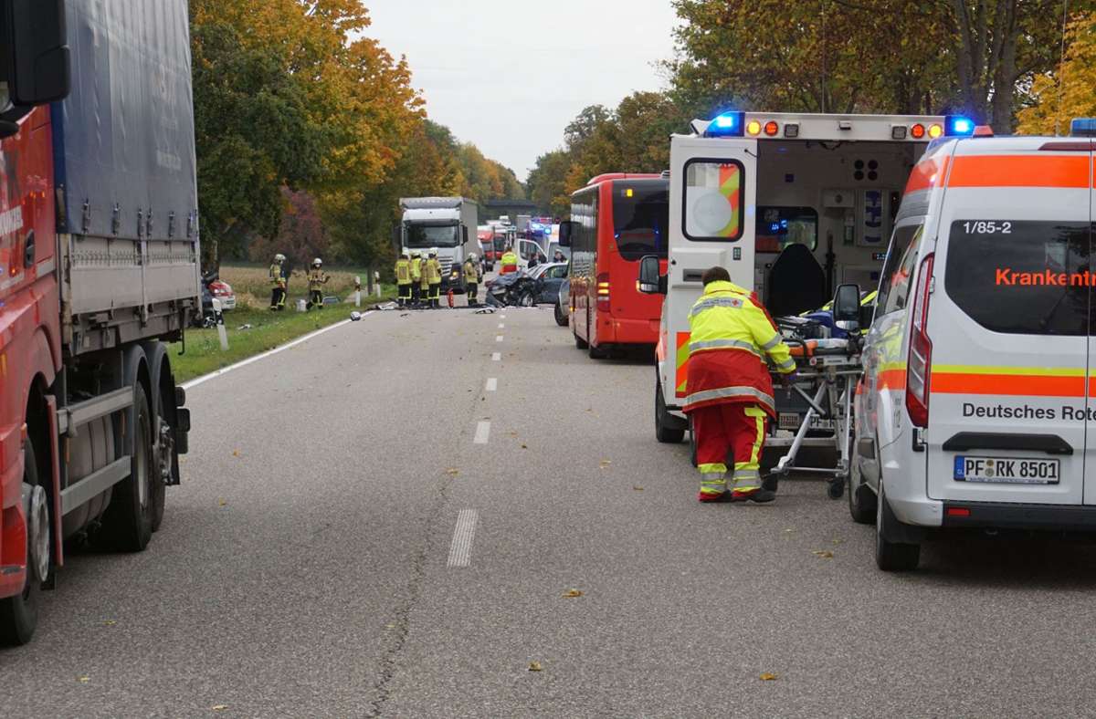 Die drei weiteren Schwerverletzten wurden mit Rettungswagen in ein Krankenhaus gebracht.