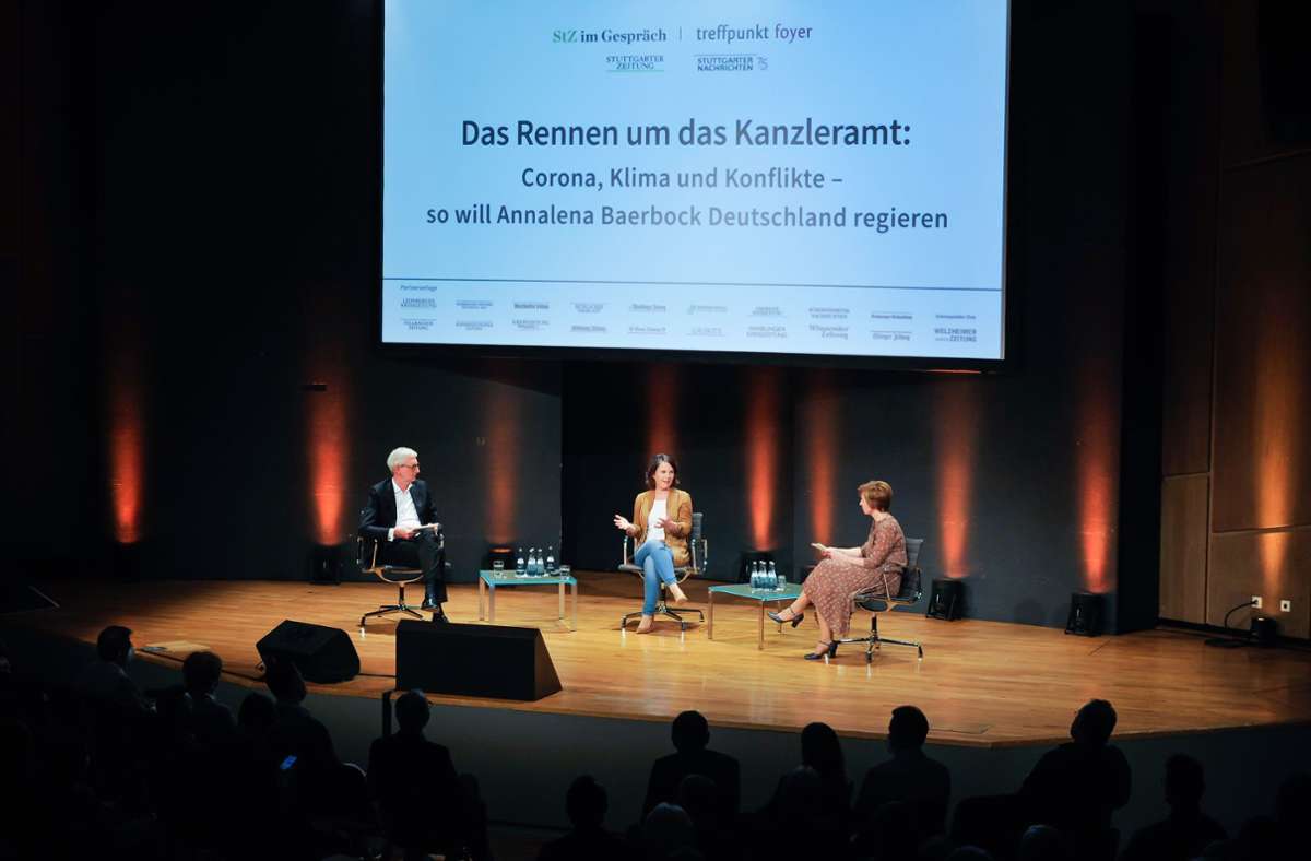 Annalena Baerbock (mitte) diskutiert mit den Chefredakteuren Joachim Dorfs und Swantje Dake.