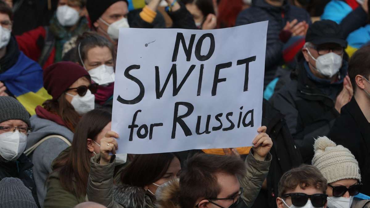 Krieg in der Ukraine: Verbündete schließen russische Banken aus Swift aus
