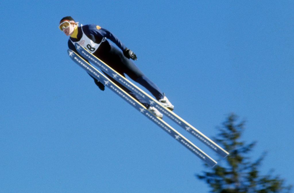 Jochen Danneberg (66) ist ein Beispiel dafür, wie eng im Skispringen Triumph und Tragödie beieinander liegen. Der Athlet aus Halberstadt gewann die Vierschanzentournee 1976 und 1977, und im Jahr darauf war er auf dem besten Weg, seinen dritten Sieg in Serie zu schaffen. Durch einen Erfolg in Garmisch-Partenkirchen übernahm Danneberg die Führung in der Gesamtwertung, stürzte dann allerdings im Training am Bergisel in Innsbruck in schwer – und musste die Tournee verletzt aufgeben. Nach seiner Karriere arbeitete Danneberg als Skisprungtrainer unter anderem in Südkorea, den USA, den Niederlanden und China.