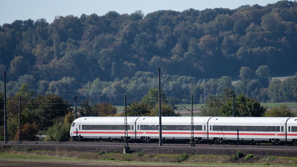 IC bei Rottweil: Verdächtiges Paket entdeckt – Zug stoppt auf freier Strecke