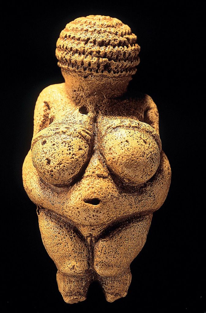 Venus von Willendorf (circa 30 000 Jahre): Diese Statuette wurde 1908 entdeckt. Sie ist rund elf Zentimeter groß, stammt aus dem Gravettien und ist als Österreichs bekanntestes Fundstück im Naturhistorischen Museum Wien zu sehen.