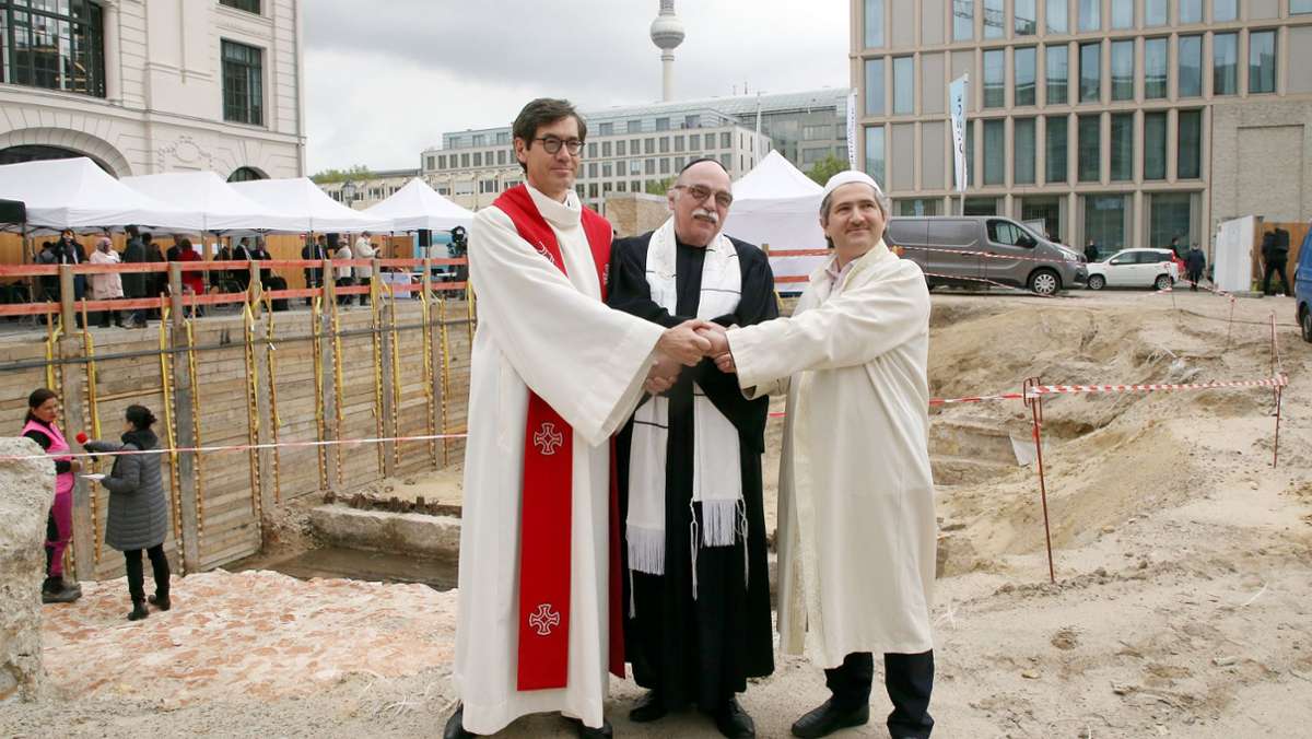  Während woanders die Kirchen nicht mehr im Dorf bleiben, baut sich Berlin ein Haus für gleich drei Religionen, die demnächst sehen müssen, wie sie miteinander auskommen. Hoffentlich: gut. 