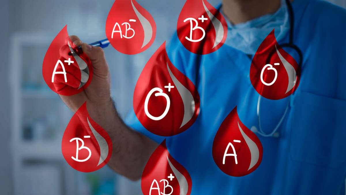 In diesem Artikel zeigen wir Ihnen, wie Sie schnell und einfach Ihre Blutgruppe herausfinden können. 4 Möglichkeiten im Überblick.