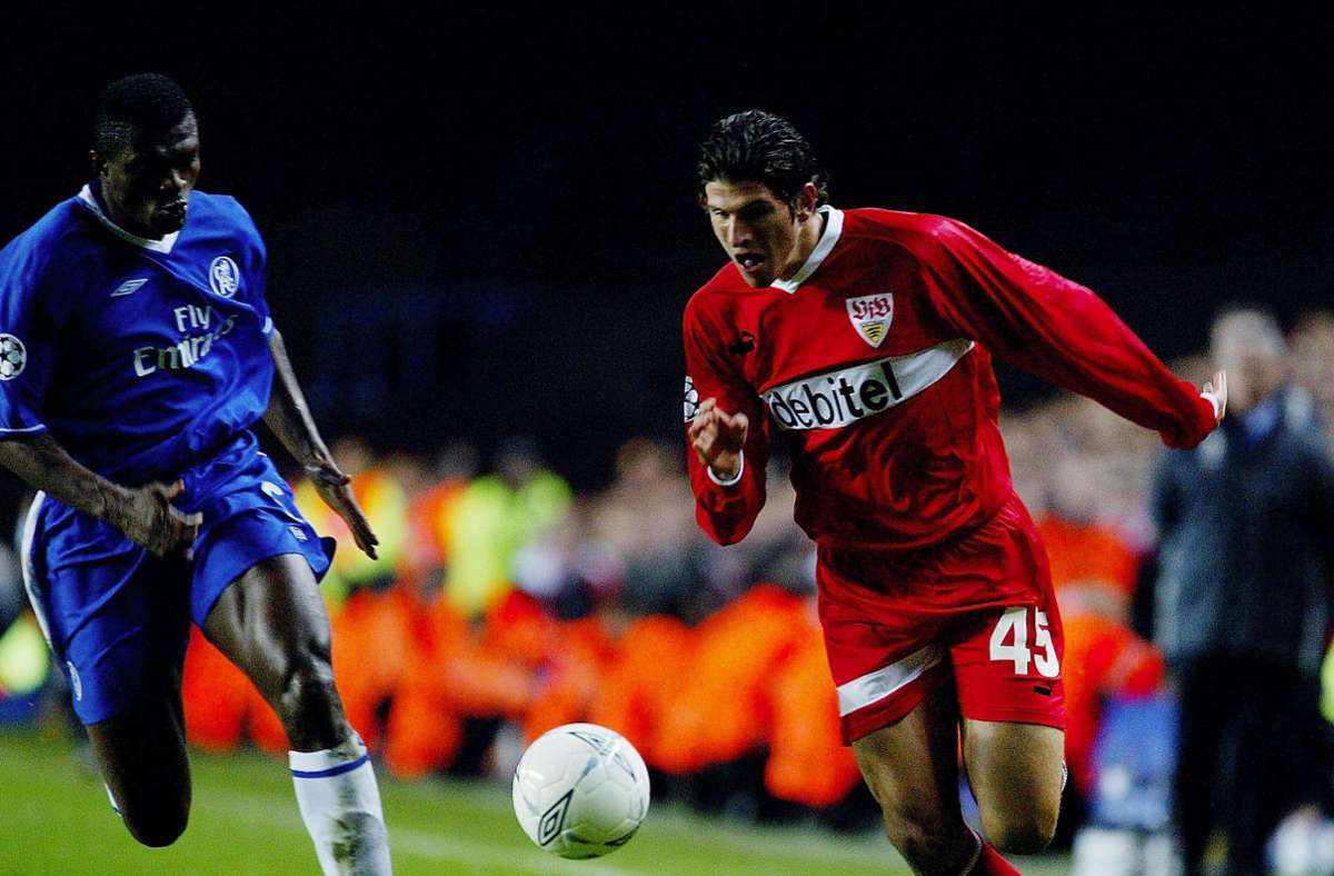 In der Regionalliga macht Mario Gomez die nächsten Schritte, doch schon im März 2004 darf er auf der ganz großen Bühne ran. Im Achtelfinal-Rückspiel der Champions League spielt er beim 0:0 gegen den FC Chelsea und gibt sein Profidebüt. Die Partie endet 0:0.