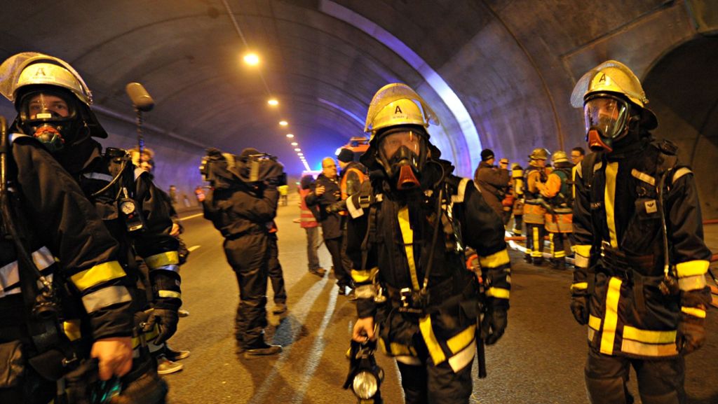A 81 und Zugstrecke  gesperrt: Großübung im Engelbergtunnel