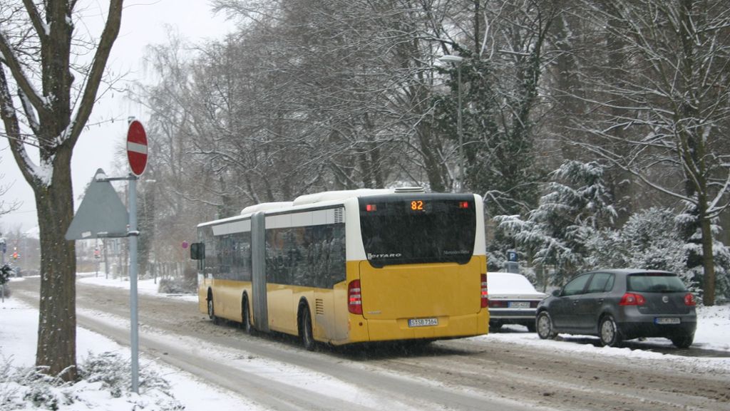  Auf der Rohrer Höhe und im Dachswald hat die Buslinie 82 bei winterlichen Verhältnissen Schwierigkeiten. Teils können nicht alle Haltestellen angefahren werden. 