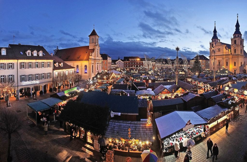 Den Ludwigsburger Barock-Weihnachtsmarkt gibt es seit 1993. Zuvor gab es einen normalen Weihnachtsmarkt in der Innenstadt zwischen Kirchstraße und Körnerstraße. Die barocke Neuauflage des Markts geht maßgeblich auf Friedhelm Horn zurück, der 20 Jahre lang Fremdenverkehrsdirektor der Stadt war und der auch die Venezianische Messe miterfunden hat.