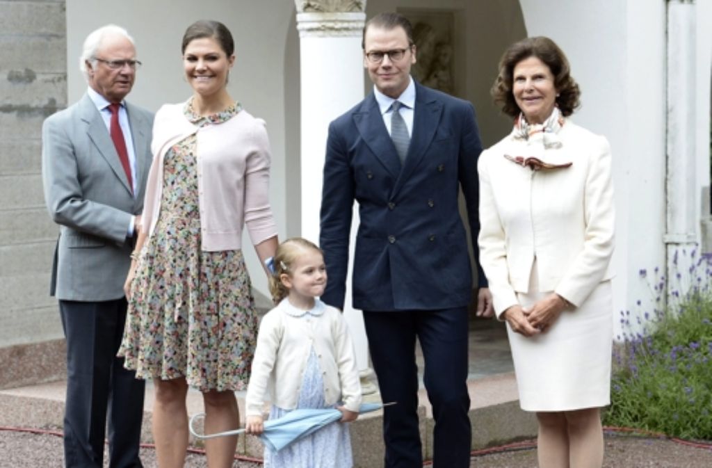 Kronprinzessin Victoria von Schweden mit ihren Eltern, ihrem Mann Daniel und der kleinen Estelle.