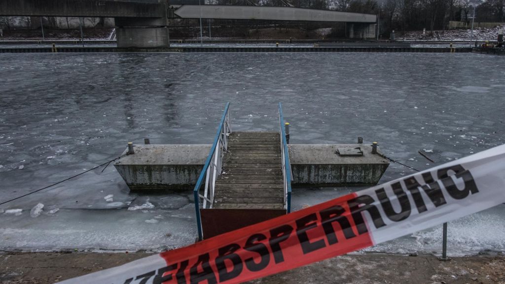 Zugefrorener Neckar in Stuttgart: Polizei holt Schüler vom Eis des Neckars