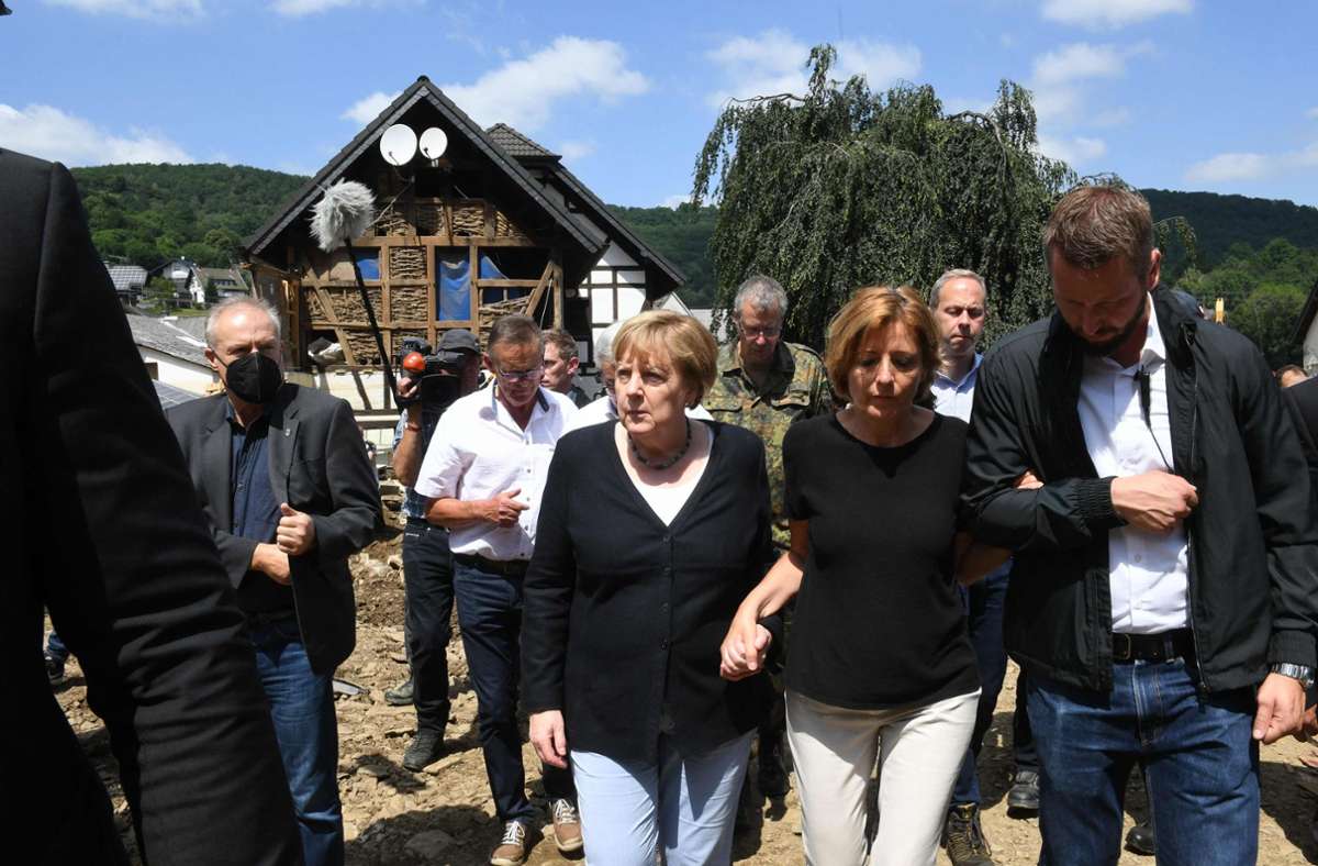 18. Juli 2021: Nach der Hochwasserkatastrophe in Westdeutschland mit mehr als 170 Toten besucht die Bundeskanzlerin das stark betroffene Ahrtal – gemeinsam mit der rheinland-pfälzischen Ministerpräsidentin Malu Dreyer (SPD, rechts neben Merkel). Die Kanzlerin nennt den Eindruck vor Ort, im verwüsteten Dorf Schuld, „surreale, fast gespenstisch“ – und betont, dass die Bundesregierung an der Seite der Betroffenen stehe. „Wir werden uns dieser Naturgewalt entgegenstemmen – kurzfristig, eben auch mittel- und langfristig durch eine Politik, die die Natur und das Klima mehr in Betracht ziehet, als wir das in den letzten Jahren gemacht haben.“