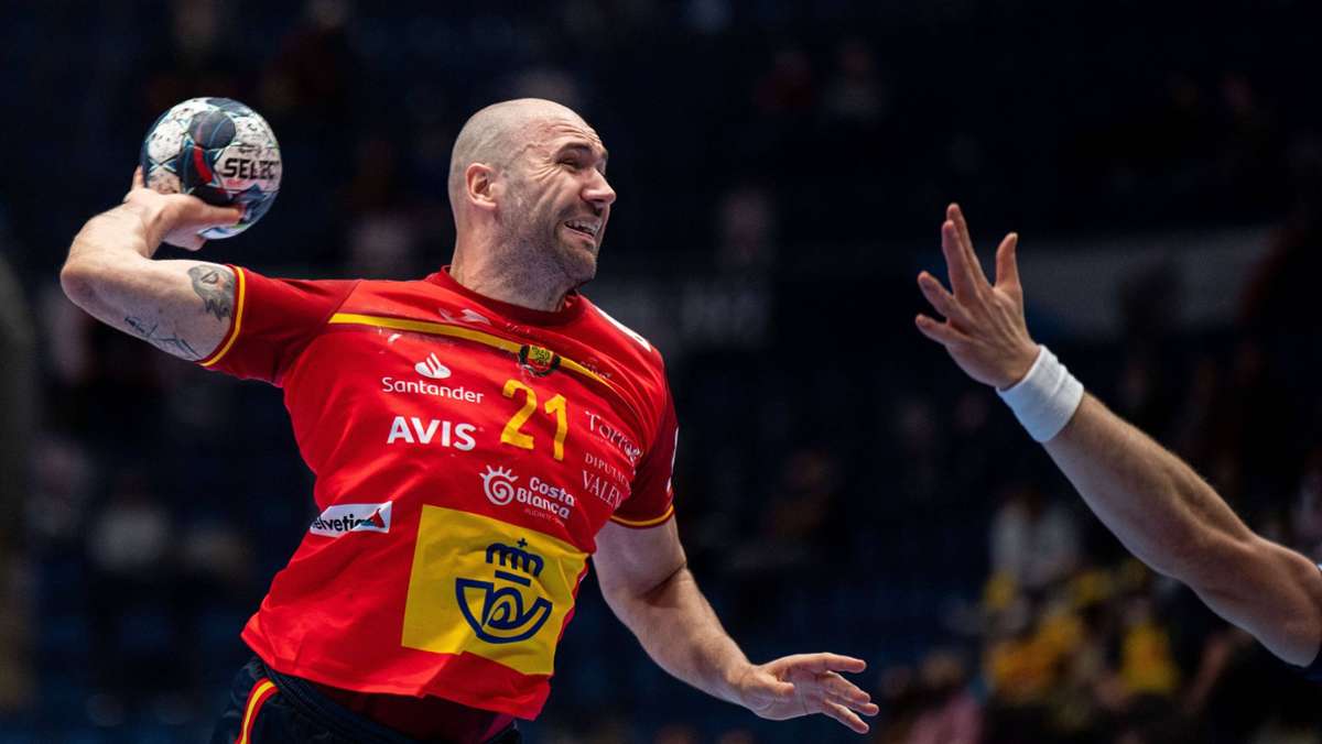  Der deutschen Handball-Mannschaft fehlen derzeit zwölf Spieler aufgrund positiver Coronatests. Kurz vor dem ersten Hauptrunden-Spiel sind auch positive Fälle beim Gegner Spanien bekannt geworden. 