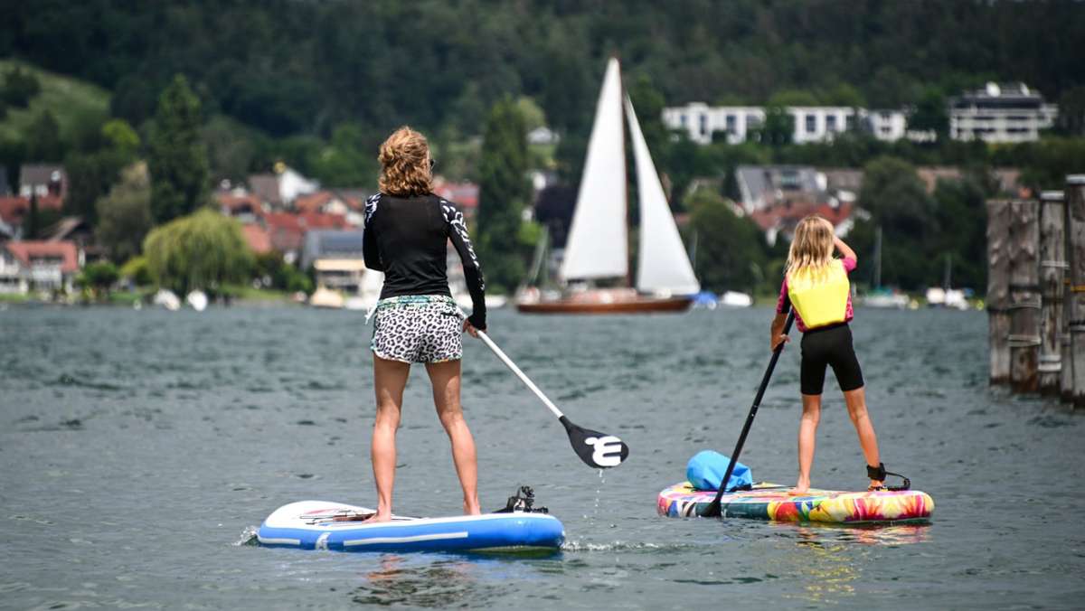  Eine Frau aus Überlingen wollte die weltweit größte Yoga-Gruppe auf Stand-up-Paddles auf den Bodensee bringen. Dutzende gingen tatsächlich mit ihren Brettern aufs Wasser, aber es reichte nicht für den Weltrekord. 