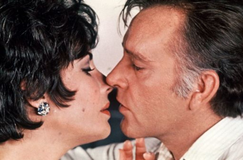 Innig war auch die Liebe von Elizabeth "Liz" Taylor und Richard Burton: Zweimal war das Schauspieler-Paar verheiratet. Doch die Beziehung zerstörte die mittlerweile 79-Jährige auch: Sie wurde alkoholabhängig.