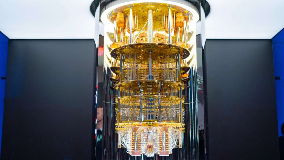  IBM und Fraunhofer weihen unter großem Brimborium den ersten kommerziellen Quantencomputer Europas in Ehningen ein. Die Technologie erlaubt enorm schnelle Berechnungen und kann Entwicklungen in der Industrie um ein Vielfaches beschleunigen. 