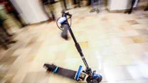 Unbekannte klauen E-Scooter – Polizei sucht Zeugen