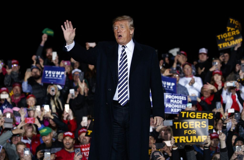Donald Trump, Präsident der USA, kommt zu einer Wahlkampfveranstaltung auf dem Columbia Regional Airport.