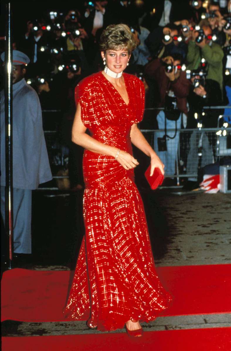 1991: So geht eine Prinzessin ins Kino – Diana bei der Filmpremiere von „Hot Shots“.