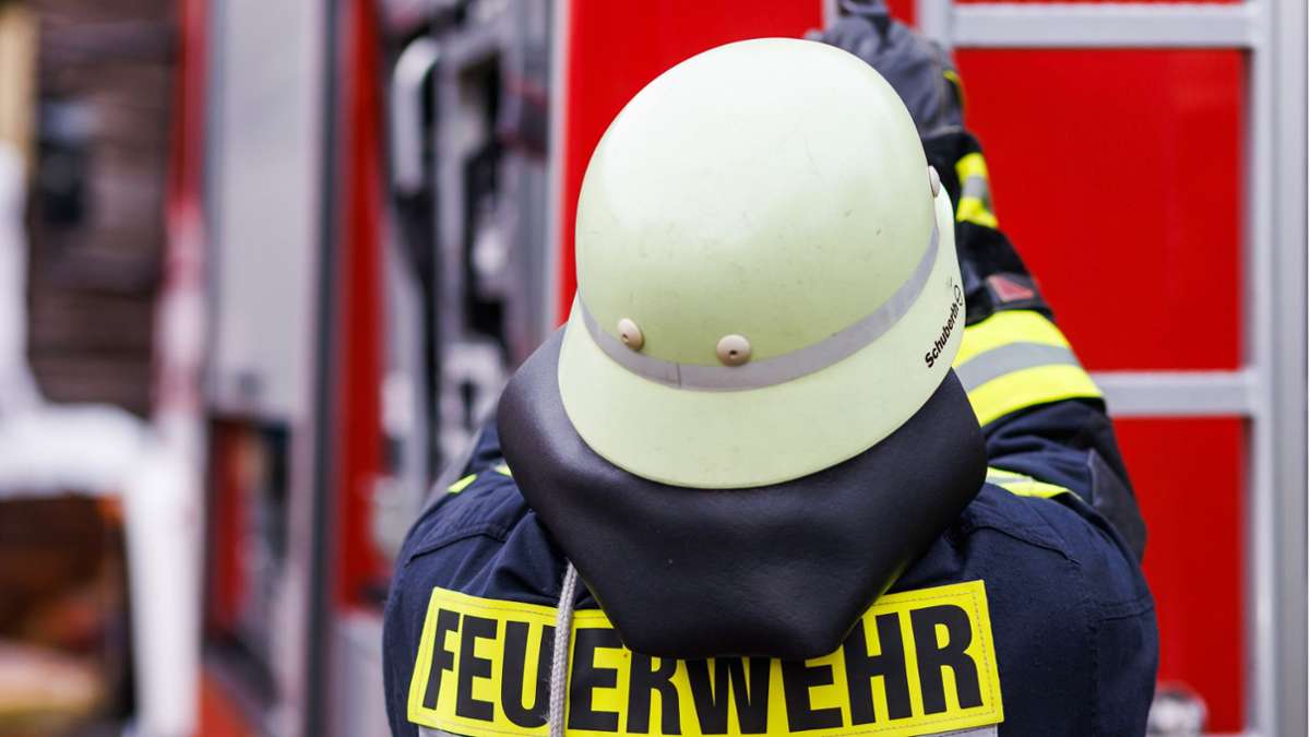 Weihnachtseinsätze der Ditzinger Feuerwehr: Schiefer Baum, verkokelte Essen und steckengebliebener Aufzug