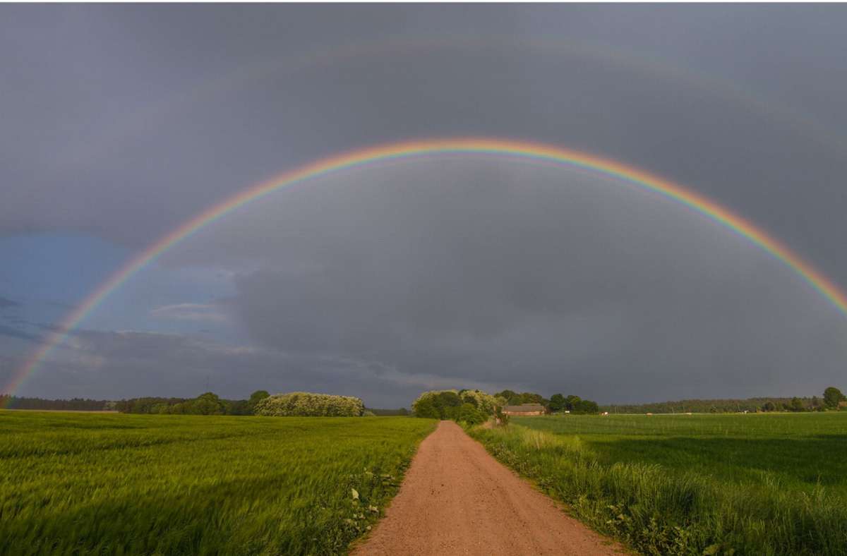 Regenbögen sind ein schönes und bei vielen Menschen beliebtes  Naturphänomen. Foto: dpa/Patrick Pleul
