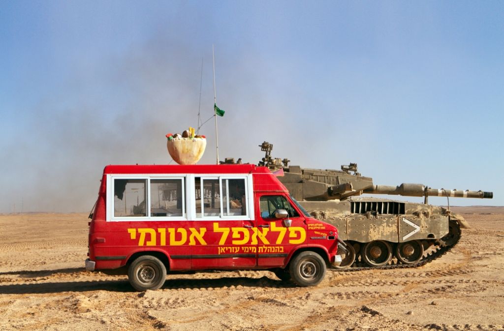 Ein Imbiss-Wagen und ein israelischer Kampfpanzer Seite an Seite: „Atomic Falafel“ erzählt von unterschiedlichen Ansätzen zur Friedenssicherung. Foto: Movienet