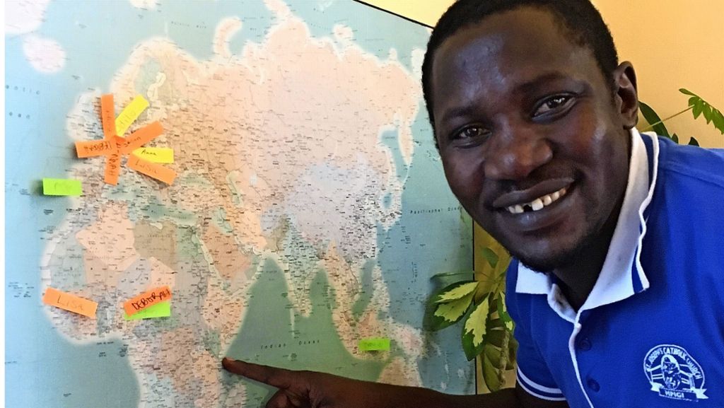  Normalerweise brechen Menschen vom reichen Norden der Erdkugel auf, um als Freiwillige im Süden zu helfen. Der Ugander Francis Kidaaga schwimmt gegen den Strom – in Stuttgart-Plieningen. 
