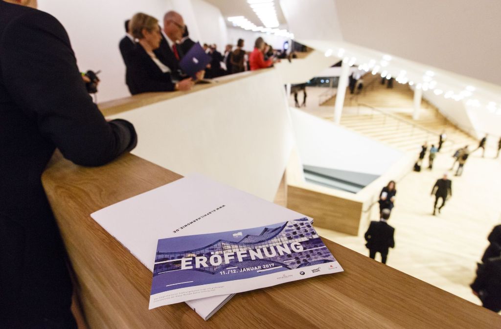 Im Foyer: Eine der heißbegehrten Eintrittskarten zur feierlichen Eröffnung der Elbphilharmonie. 2100 Gäste folgten der Einladung – darunter zahlreiche Vertreter aus Politik, Wirtschaft und Kultur.
