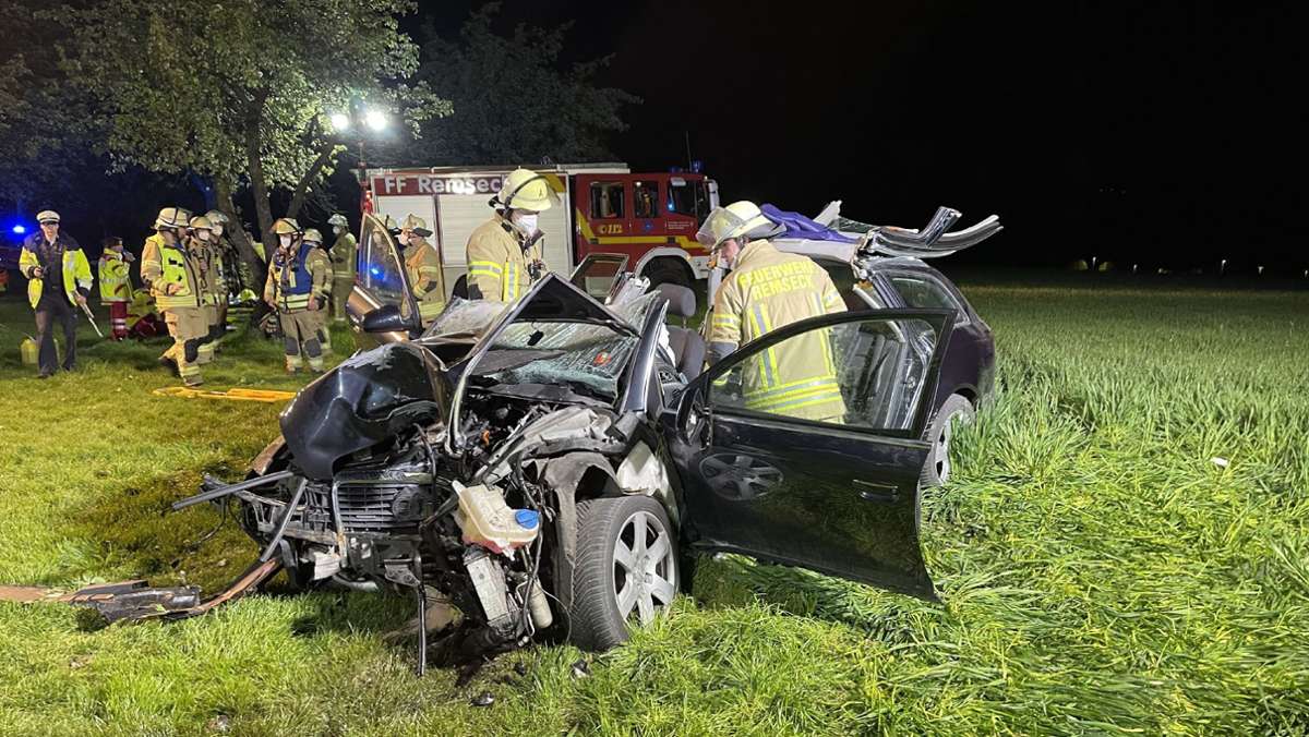 Unfall in Remseck: Auto prallt gegen Baum –  Fahrer schwer verletzt