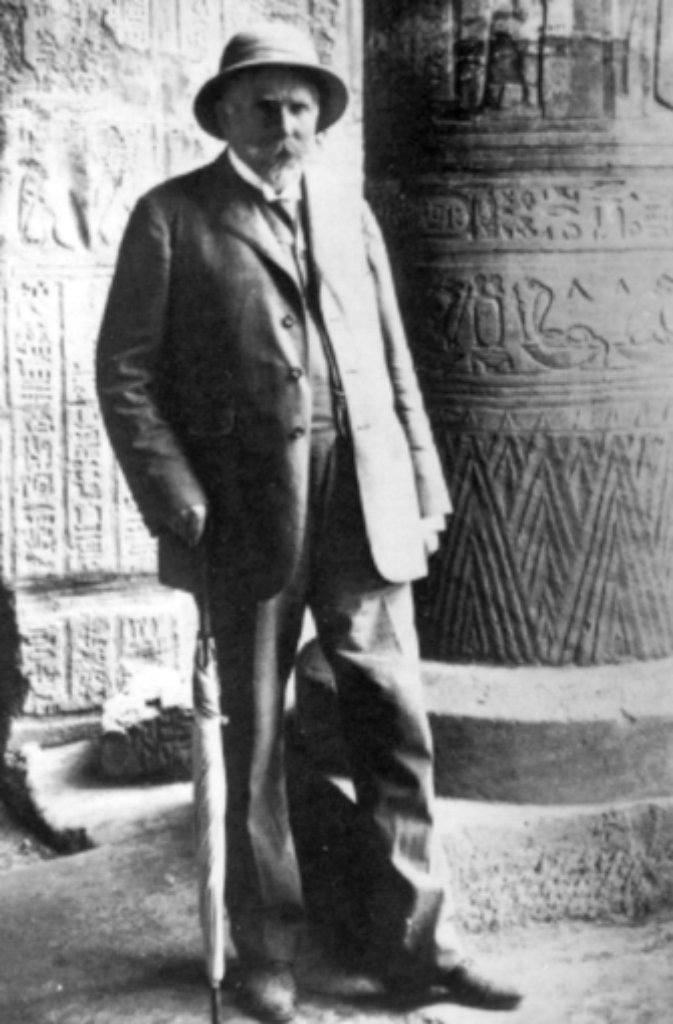 Ernst von Sieglin (1848 – 1927) produzierte und verkaufte hauptsächlich Seife und Waschpulver. Seine Ware war vor allem in den Kohlerevieren im Ruhrgebiet, aber auch in Großbritannien begehrt. Nebenbei interessierte er sich sehr für Archäologie und Altertumsforschung. Er führte mehrere Ausgrabungen in Ägypten und im Orient durch.