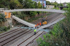 Brücke stürzt bei Abriss auf Bahnstrecke - Umleitung im Fernverkehr